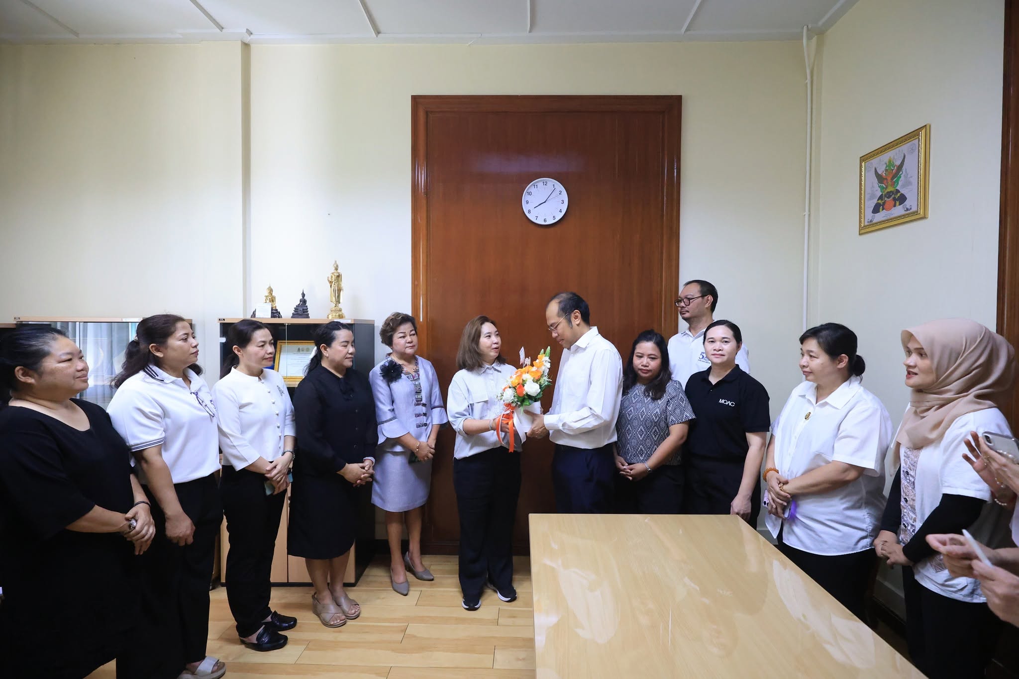 title - ผู้อำนวยการสำนักบริหารกลาง ส.ป.ก. สักการะสิ่งศักดิ์สิทธิ์ประจำ ส.ป.ก. เนื่องในโอกาสเข้ารับตำแหน่งใหม่ 